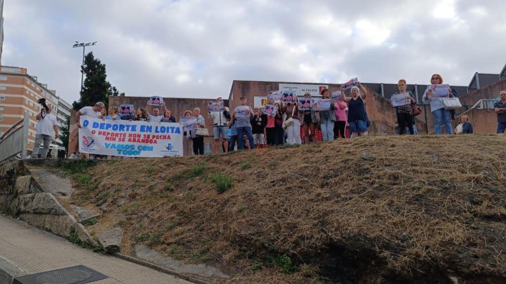 Vecinos de Vigo se manifiestan contra el abandono de los pabellones municipales
