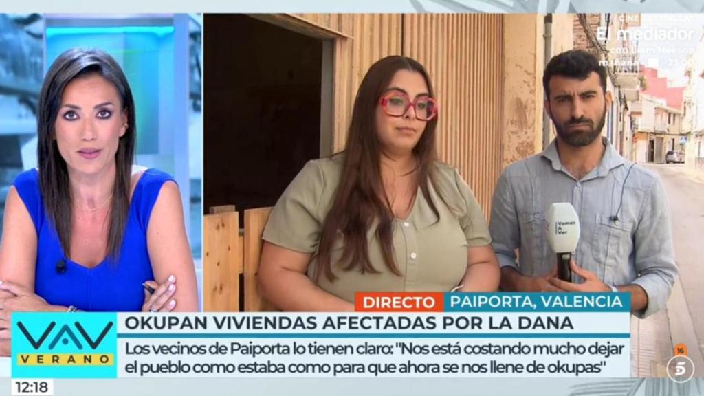 Patricia Pardo y Raquel, vecina de Paiporta.