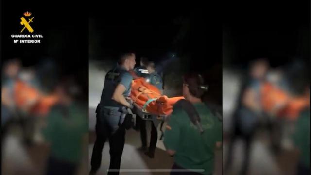 La Guardia Civil rescatando a un joven de 17 años de un precipicio en Valdilecha.