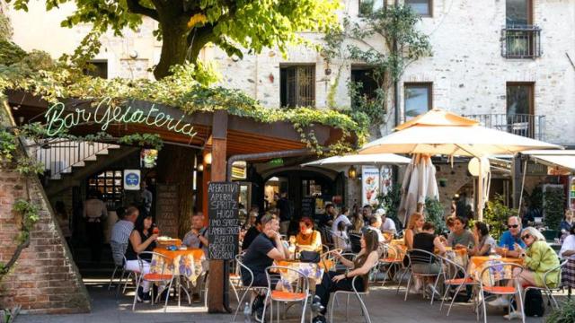 Terraza de verano de una cafetería.