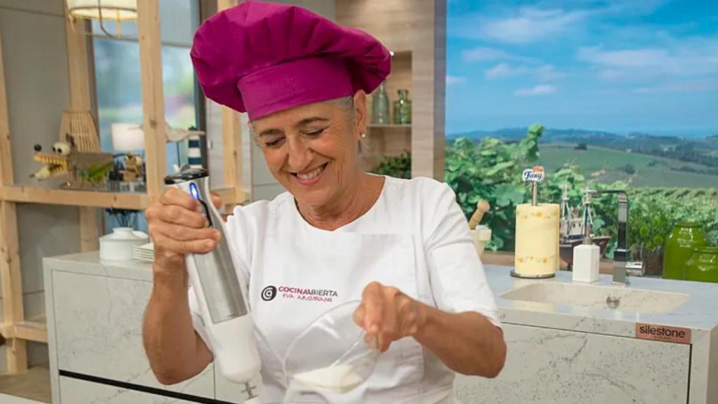 La chef Eva Arguiñano en su programa televisivo de cocina.