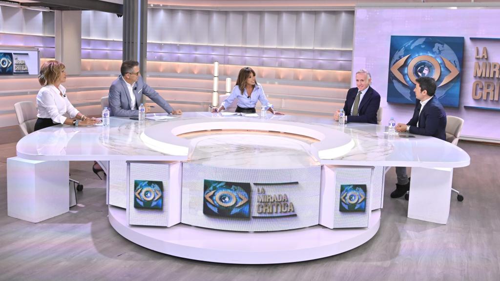 Ana Terradillos dirigiendo el programa 'La mirada crítica'