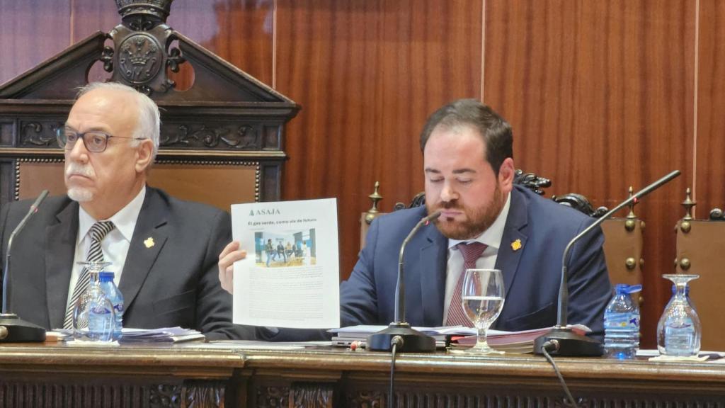 Julián Nieva (i) y Pablo Camacho (d) durante el pleno extraordinario.