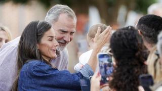 Los reyes Felipe y Letizia, en la localidad de Rebollar, durante su visita a las zonas afectadas por los incendios enExtremadura.