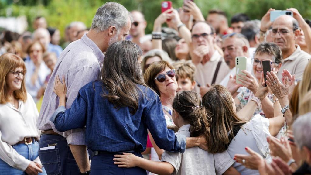 Los reyes Felipe y Letizia, en su visita a la localidad extremeña de El Rebollar.
