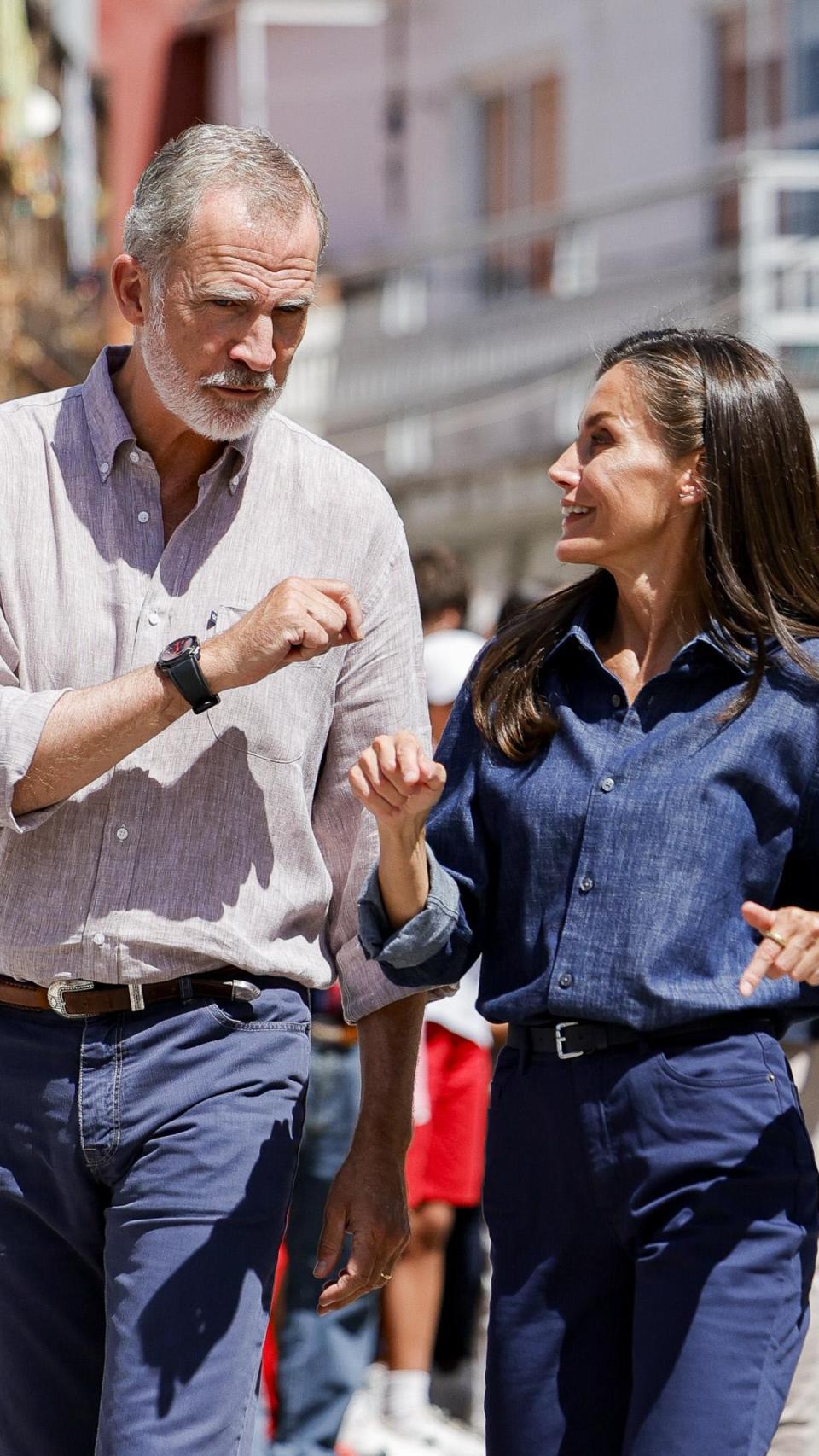 Los reyes Felipe y Letizia, en su visita a Cabezabellosa, en Extremadura, donde han recorrido algunas de las zonas afectadas por los incendios.