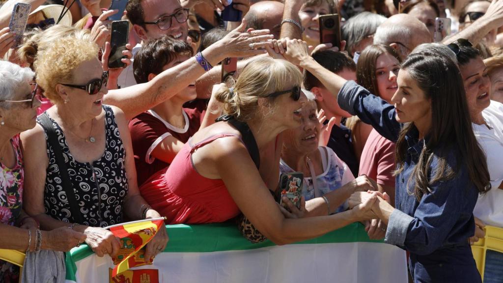 La Reina Letizia, en su visita a algunas de las zonas afectadas por las llamas en Extremadura.