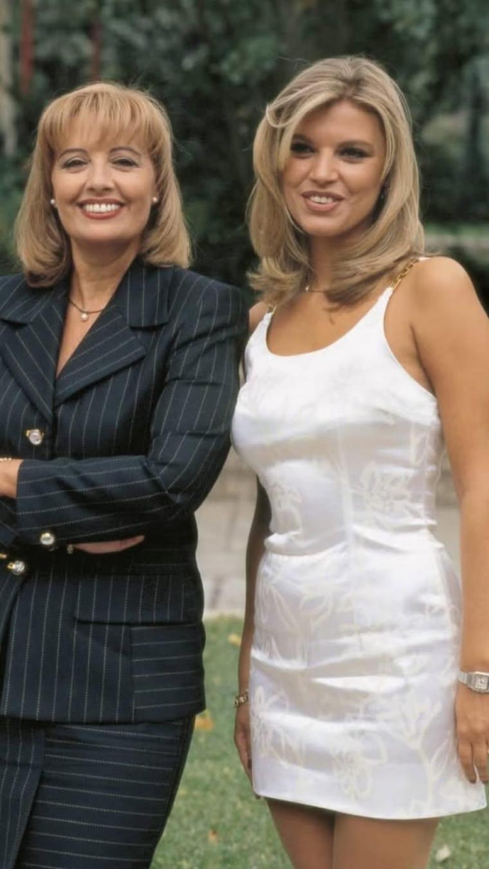 Madre e hija, posando juntas.