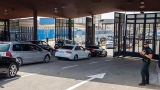 Un policía nacional figila el paso fronterizo entre Melilla y Marruecos.