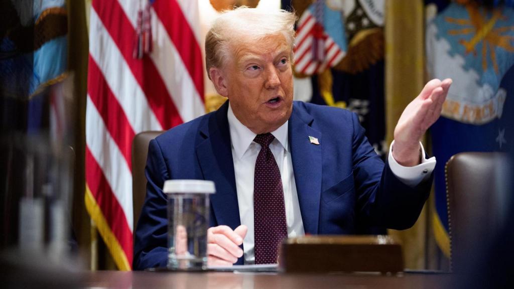 El presidente de Estados Unidos, Donald J. Trump, participa en una reunión de gabinete en la Sala del Gabinete de la Casa Blanca en Washington, D.C., EE.UU., el 26 de agosto de 2025.