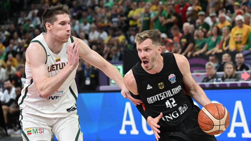 Andreas Obst, presionado por Azuolas Tubelis durante el partido.