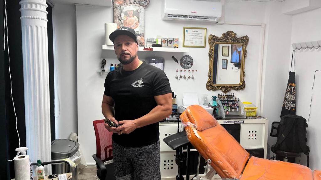 Felix Camuñas, tatuador y propietario de Profesional Tattoo.