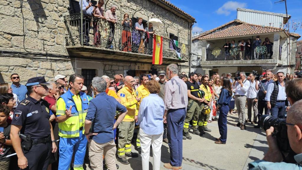 Los Reyes de España felicitaron este viernes a los trabajadores del INFOCAM que han colaborado en la extinción de los incendios de Extremadura.