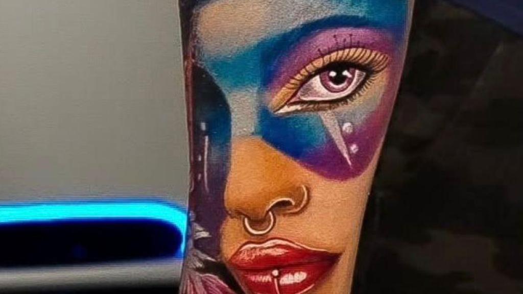 Tatuaje a color en Profesional Tattoo.