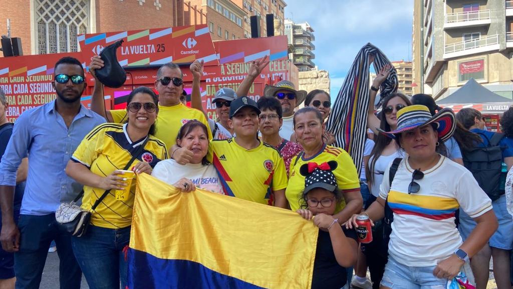 Un grupo de seguidores colombianos disfruta de la etapa en Zaragoza.