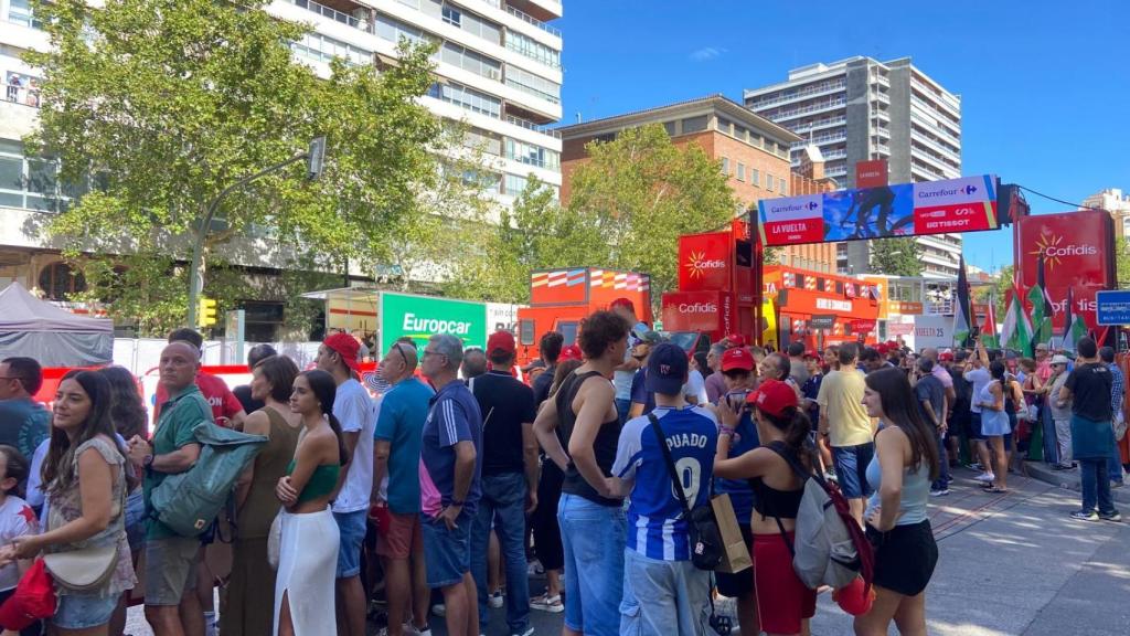 Multitud de gente espera la llegada del pelotón.