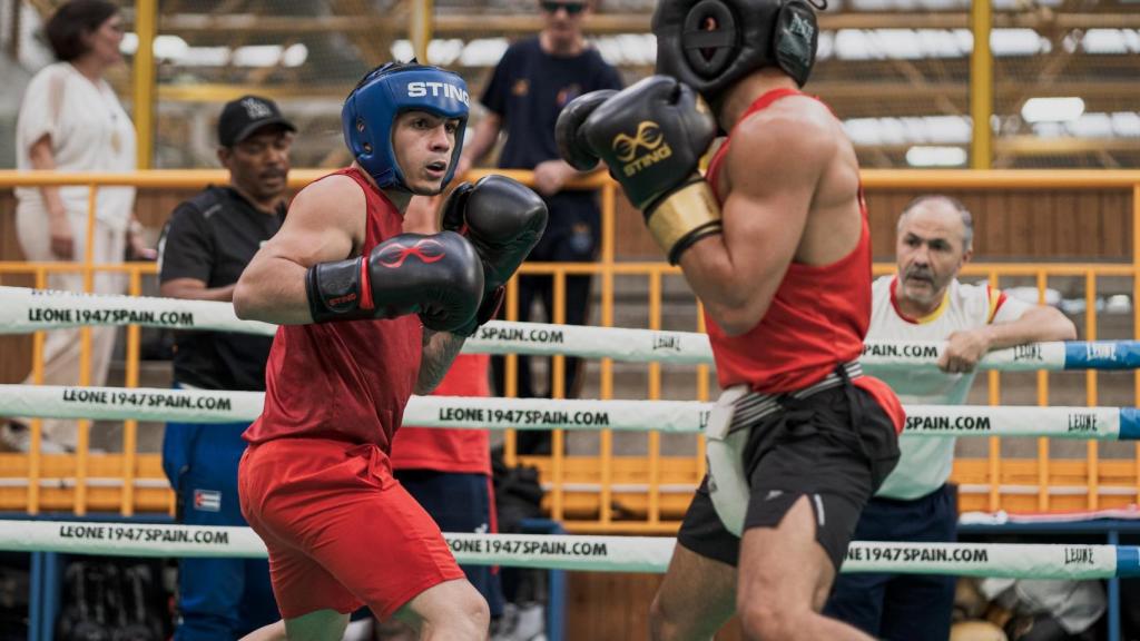 Rafa Lozano Jr. haciendo sparring bajo la atenta mirada de su padre