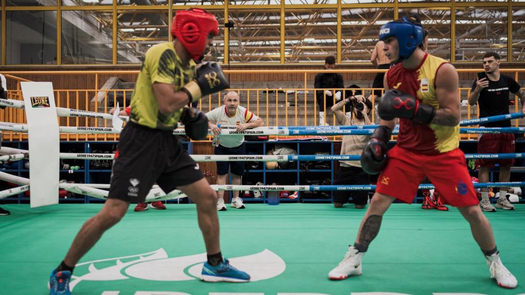Rafa Lozano, al fondo, sigue con atención el sparring de su hijo