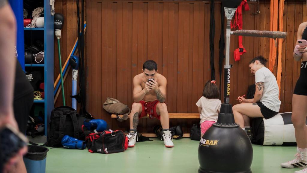 Rafa Lozano Jr. atiende al móvil tras acabar su entrenamiento