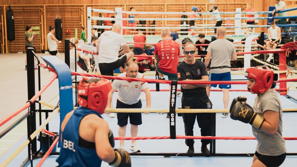 El bullicio del gimnasio del CAR de Madrid durante una sesión de sparring