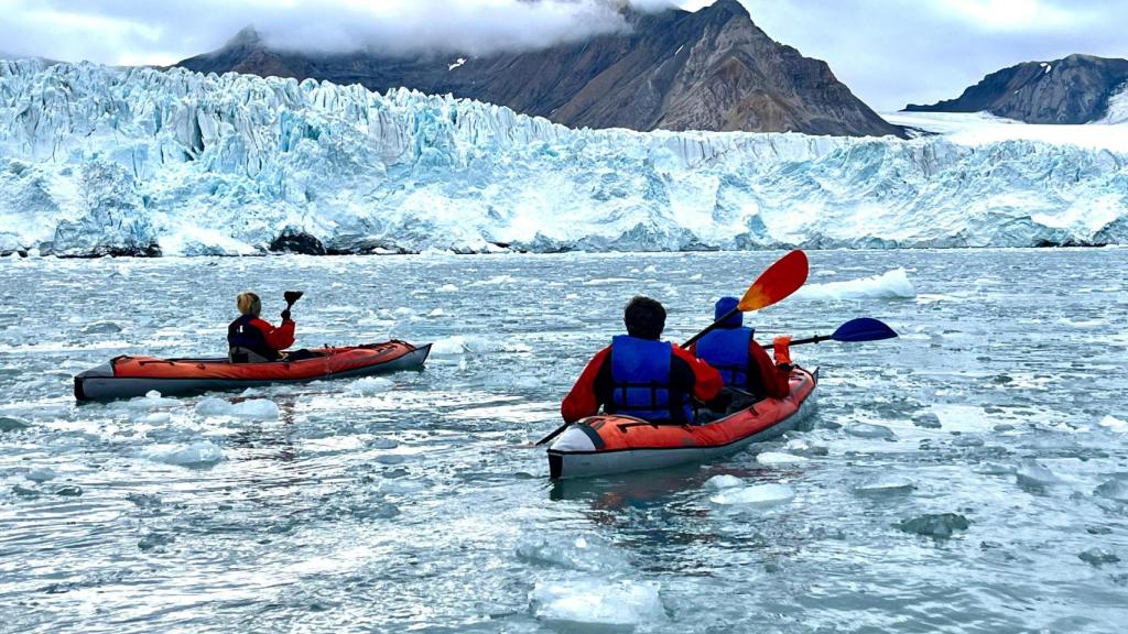 Primera salida de los séniors en kayak por el glacial de Dahlbrebukta.