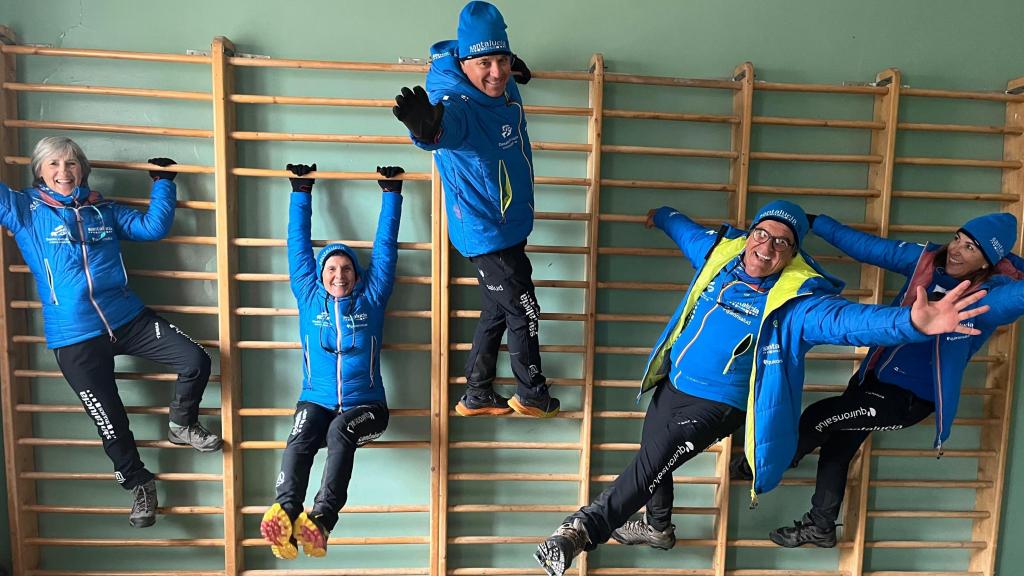 Los cinco expedicionarios, en Pyramiden un día antes de zarpar.