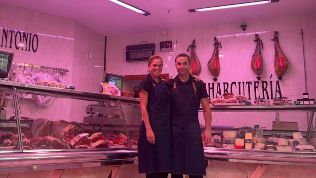 Antonio y Cristina en la nueva carnicería.