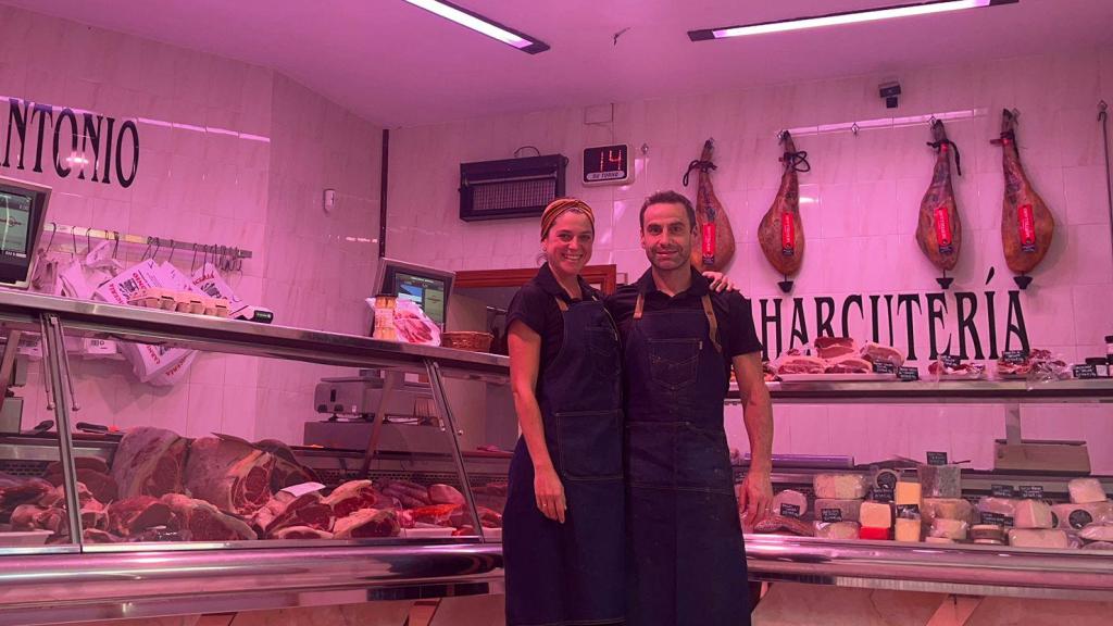 Antonio y Cristina en la nueva carnicería.