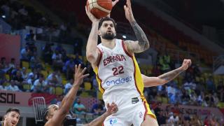 Santi Yusta lanza a canasta ante la presión de los jugadores bosnios.