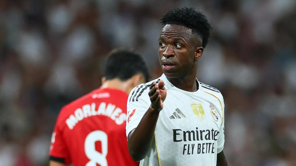 Vinicius da instrucciones a sus compañeros durante el partido.