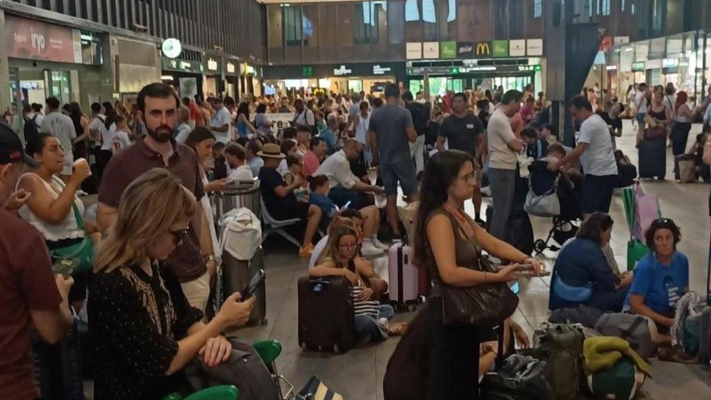 Viajeros en la estación de Santa Justa este verano tras otro de los retrasos que afectaron a la alta velocidad.