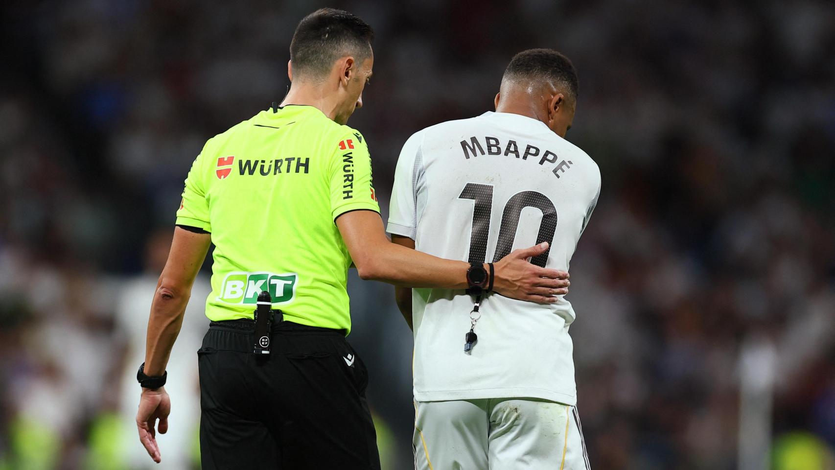 El árbitro Sánchez Martínez habla con Mbappé.