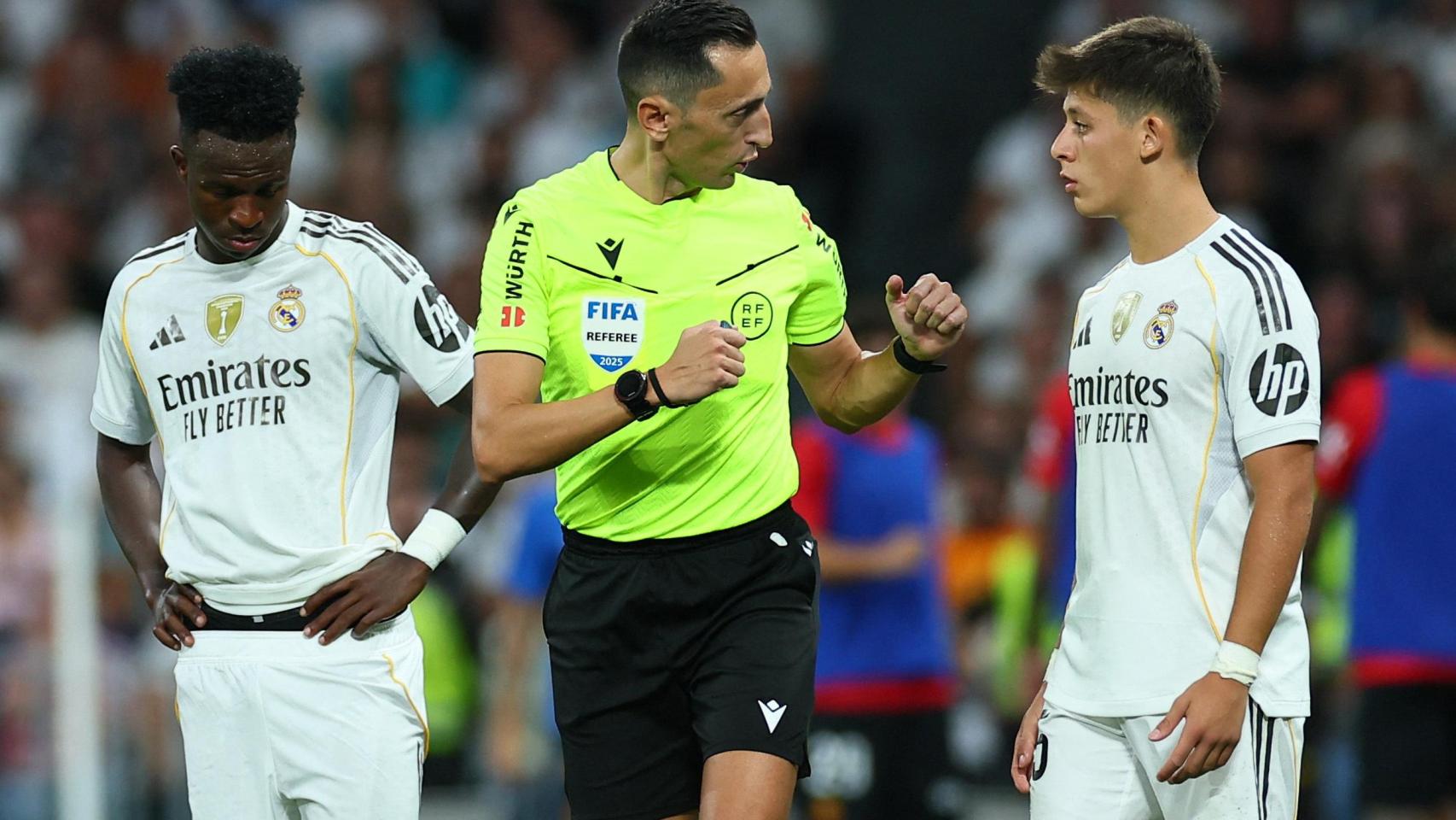 Sánchez Martínez explica a Arda Güler el motivo por el que es anulado su gol.