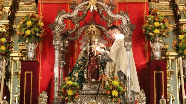 La Virgen de Flores, patrona de Álora, recibe a su nuevo Niño Jesús tras el robo del original hace dos años