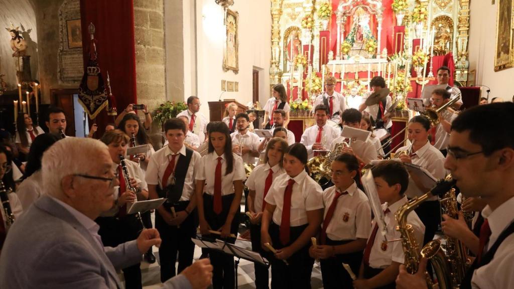 Abel Moreno dirige a la Banda Municipal de Álora