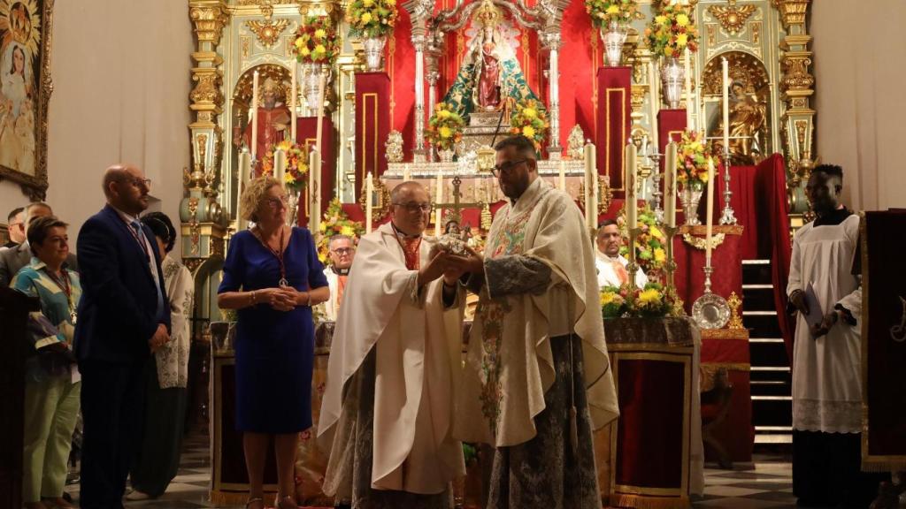La imagen del nuevo Niño Jesús de la Virgen de Flores antes de ser entronizada.