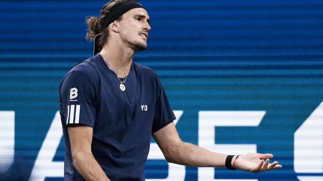 Zverev se lamenta durante el partido ante Auger-Aliassime.