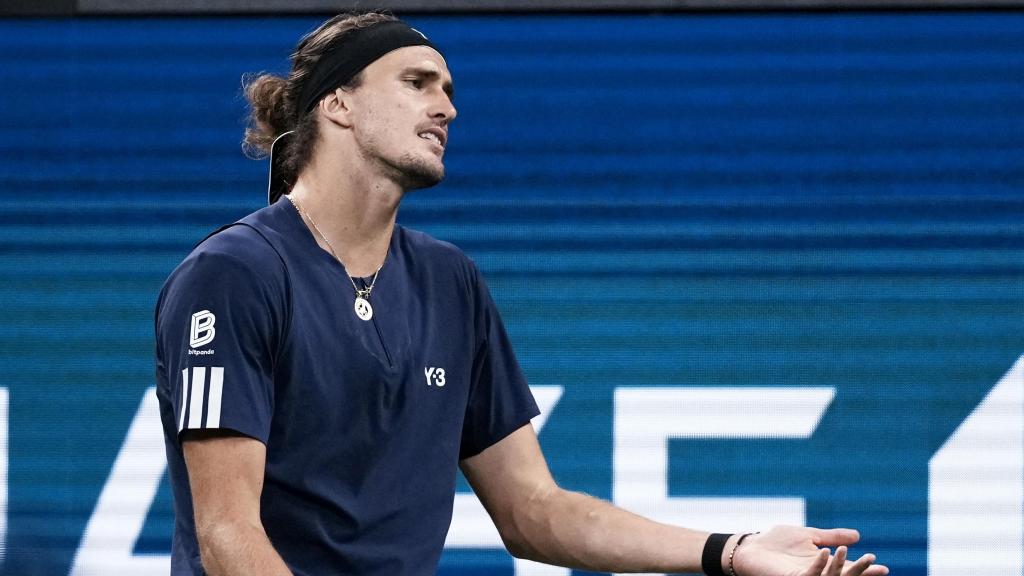 Zverev se lamenta durante el partido ante Auger-Aliassime.