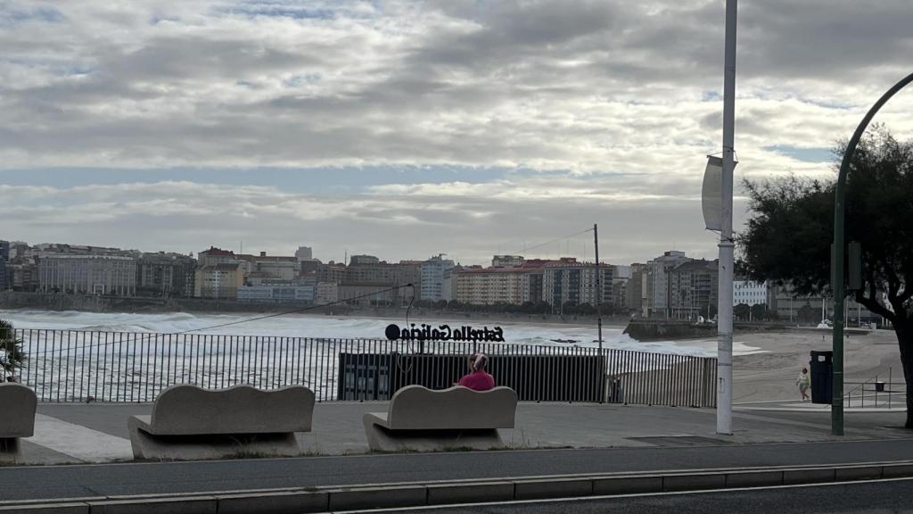 Imagen del paseo marítimo de A Coruña esta mañana.