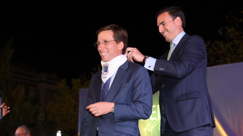 Guzmá Gomez coloca el pañuelo de San Antolín a Martínez-Almeida