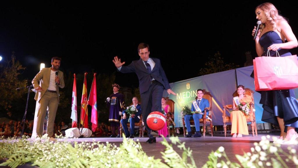 El alcalde de Madrid, José Luis Martínez-Almeida, se arrancó a dar unos toques con un balón del Atlético de Madrid durante el inicio de las fiestas de Medina del Campo (Valladolid)