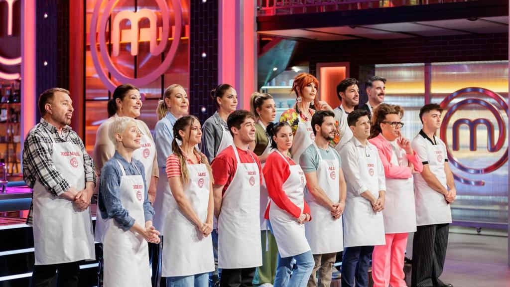 Los 16 aspirantes de la décima edición de 'MasterChef Celebrity' en la primera gala.