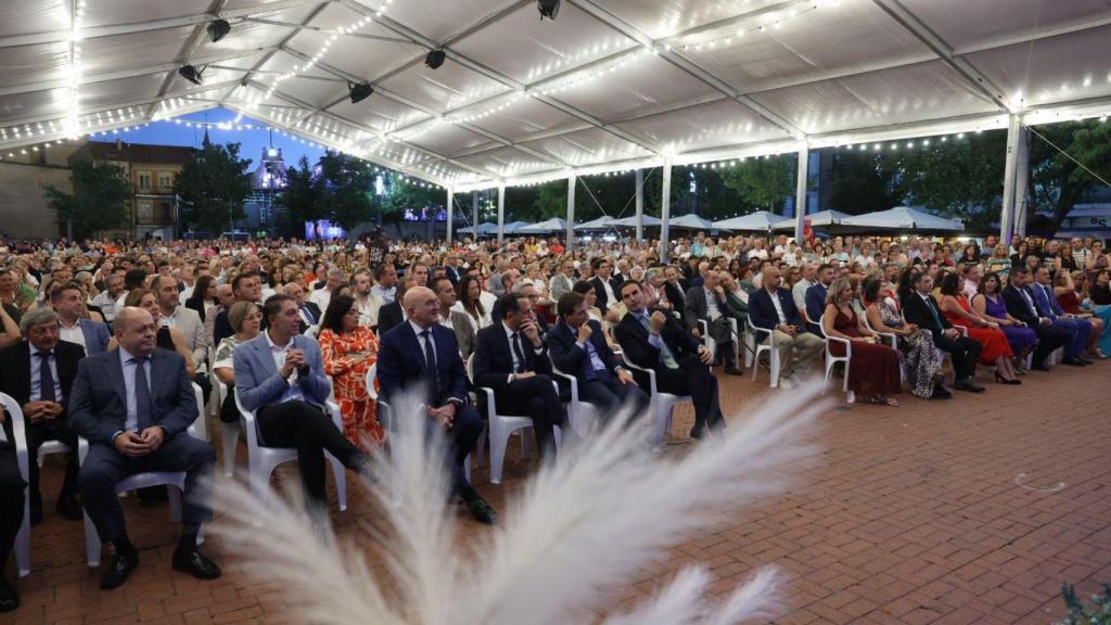 La Plaza Mayor de la Hispanidad de Medina del Campo se llenó al completo para presenciar el pregón de Martínez-Almeida