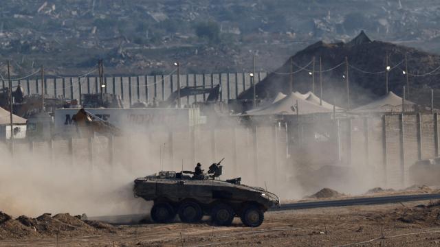 Un vehículo blindado de transporte israelí en el lado israelí de la frontera con Gaza.