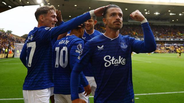 Grealish celebra con la afición el gol que marcó su equipo ante los Wolves.