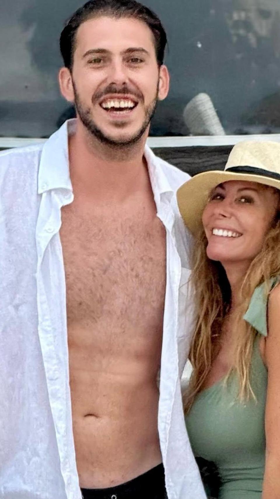 Lara Dibildos junto a su hijo Fran, en una imagen de sus redes.