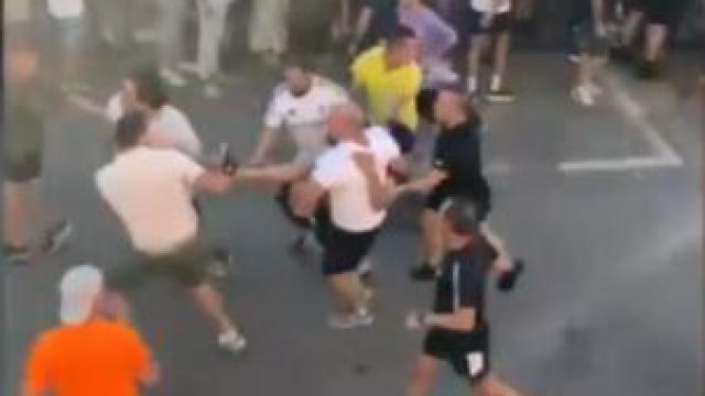 Momento en el que se llevan en volandas al joven corneado.