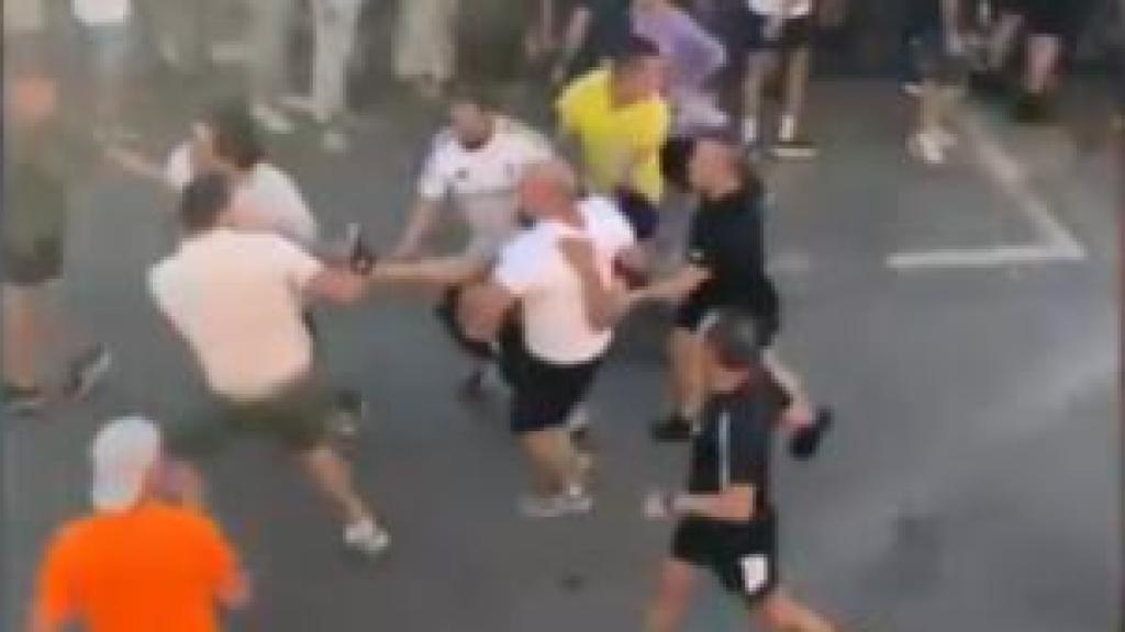 Momento en el que se llevan en volandas al joven corneado.