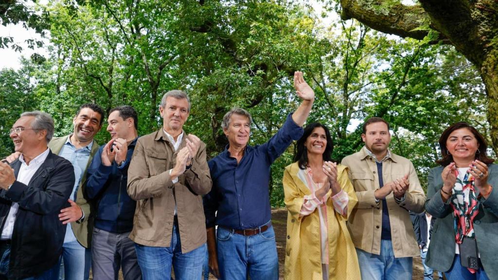 Juanma Moreno, Alfonso Rueda y Alberto Núñez Feijóo, este domingo en el acto celebrado en Cotobade (Pontevedra).