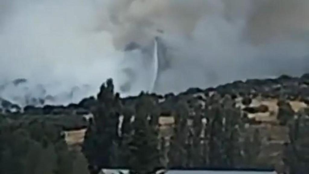 El dispositivo aéreo arroja agua sobre el incendio declarado hoy en Ólvega